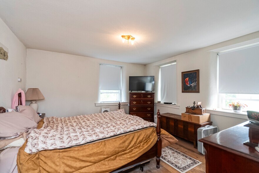 More Photos Of 1112 W Bridge St, Spring City Warehouse For Sale