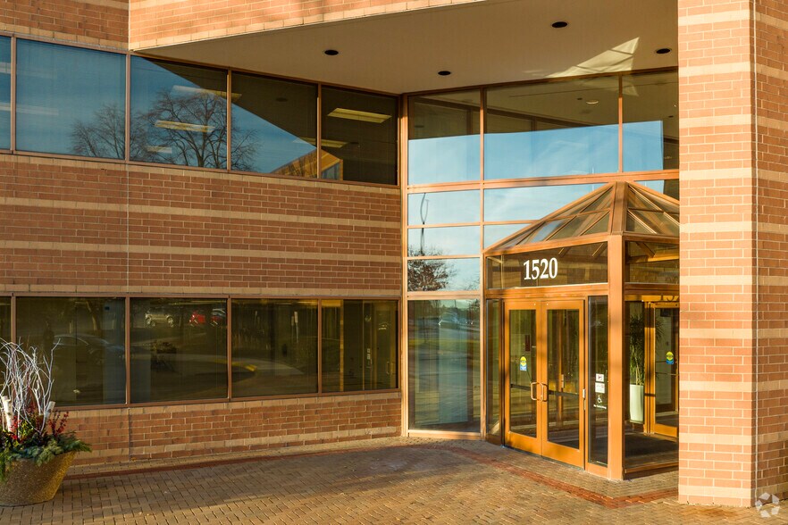 More Photos Of 1520 Kensington Rd, Oak Brook Office For Lease