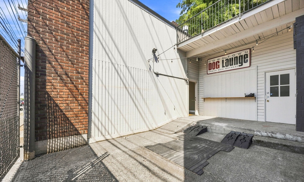 More Photos Of 942 Elliott Ave W, Seattle Office For Sale