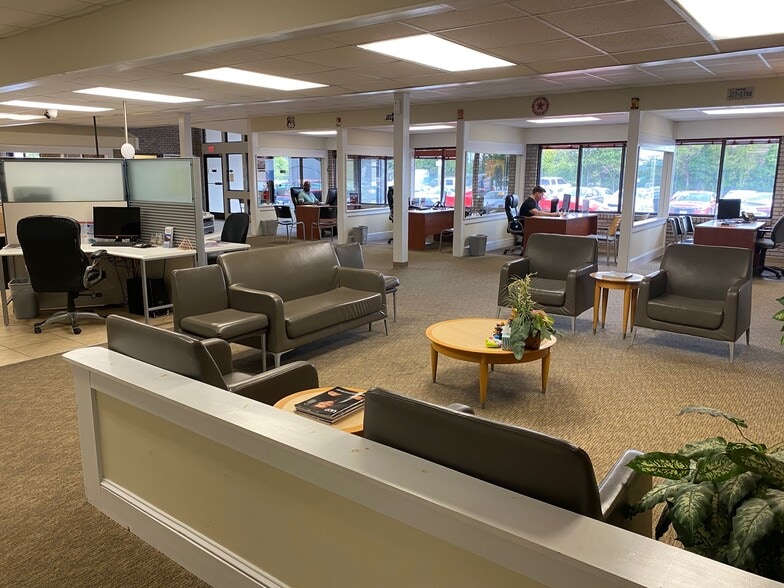 More Photos Of 6353 E Independence Blvd, Charlotte Auto Dealership For Lease