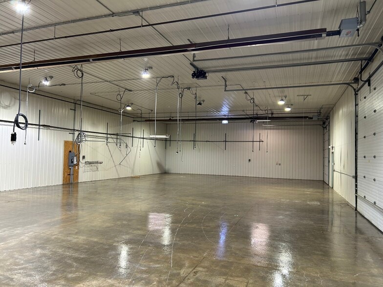 More Photos Of 877 Whitney Dr, Lapeer Warehouse For Lease