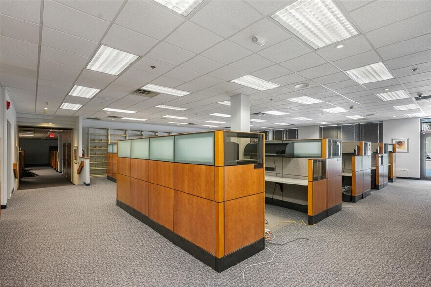 More Photos Of 7001 Jewel Lake Rd, Anchorage Office For Sale