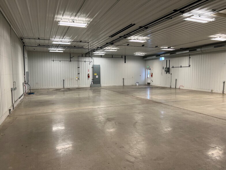 More Photos Of 616A-622 S Main St, Hebron Warehouse For Lease