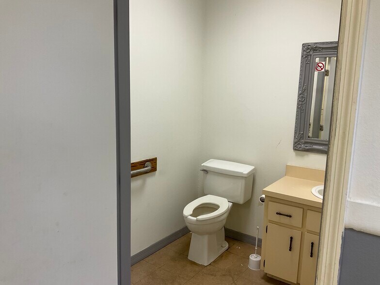 More Photos Of 16455 E Highway 40, Silver Springs Medical For Lease