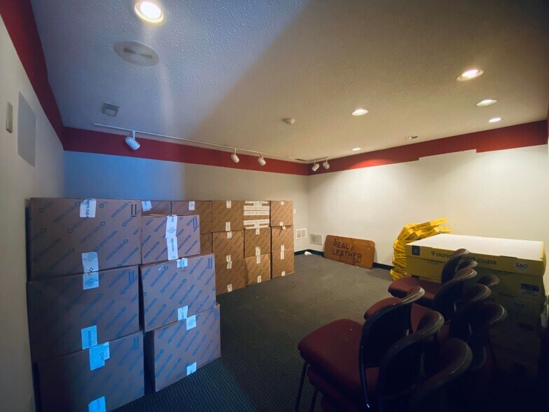 More Photos Of 4230 W Loomis Rd, Greenfield Showroom For Lease