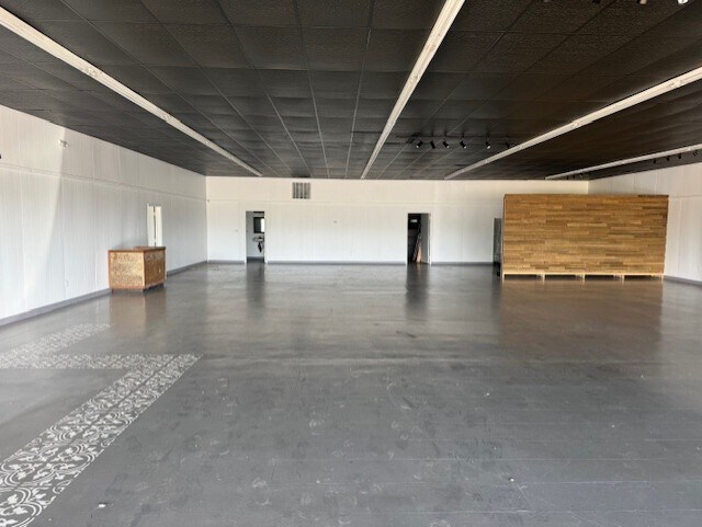 More Photos Of 304 W Mcartor Rd, Dodge City Unknown For Lease