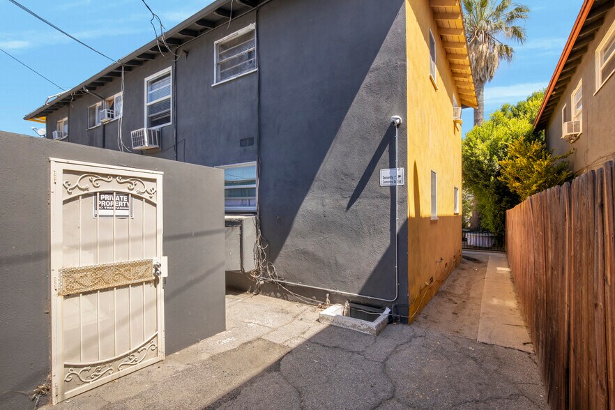 More Photos Of 20542 Hartland St, Winnetka Apartments For Sale