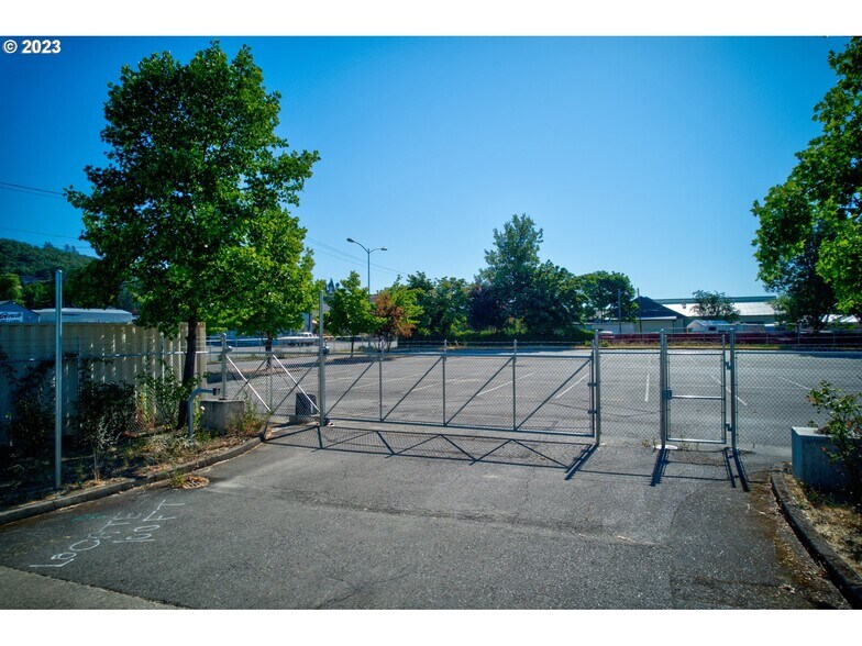 More Photos Of 0 DIAMOND LAKE blvd, Roseburg Land For Sale