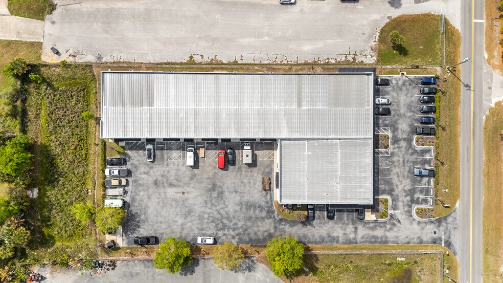 More Photos Of 1521 SW 12th Ave, Ocala Distribution For Sale