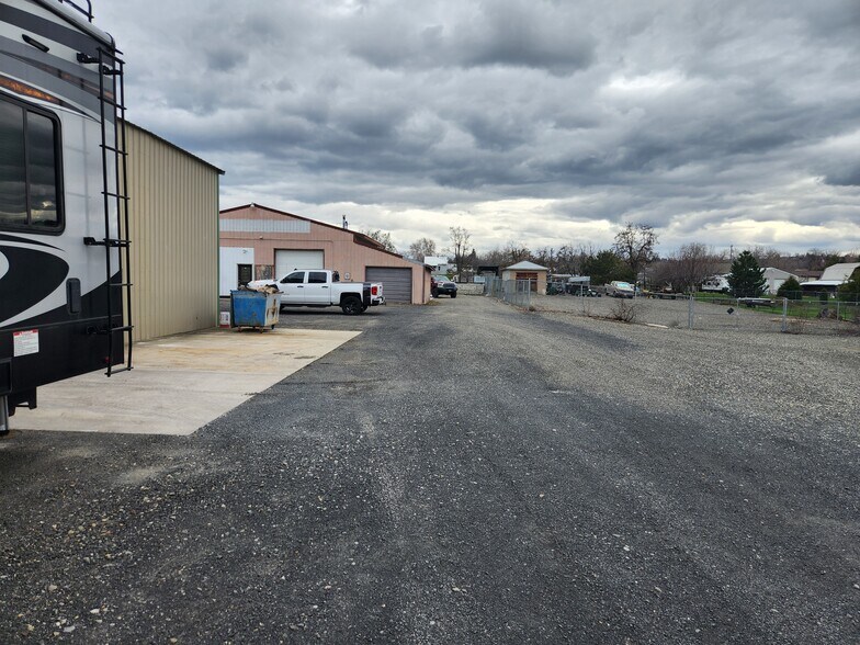 More Photos Of 1337 Bridge St, Clarkston Warehouse For Sale