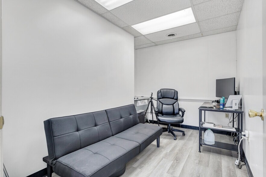 More Photos Of 5306-5346 Peters Creek Rd, Roanoke Showroom For Lease