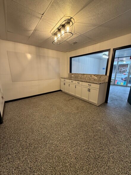 More Photos Of 123 S Laurel St, Springfield Storefront Retail Office For Lease