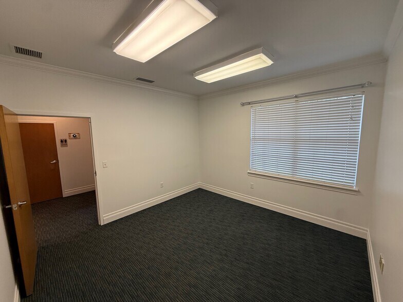 More Photos Of 8825 Perimeter Park Blvd, Jacksonville Medical For Lease