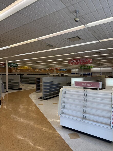 More Photos Of 811 E State St, Sharon Drugstore For Sale