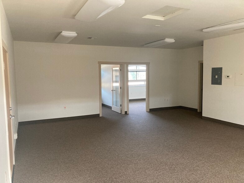 More Photos Of 202 Wasco Loop, Hood River Warehouse For Lease