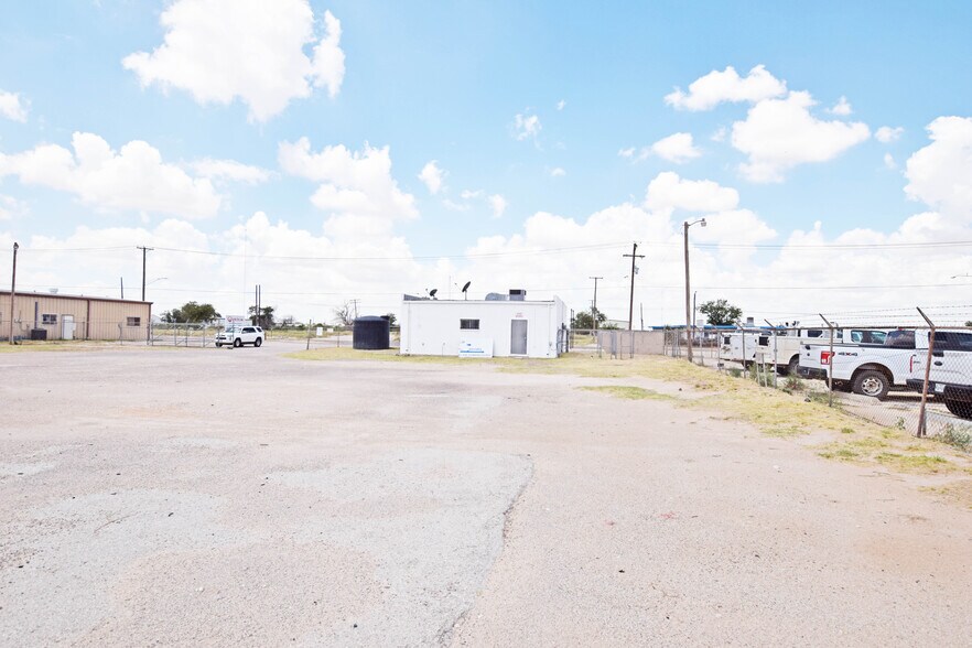 More Photos Of 1003 S County Rd W, Odessa Office For Lease
