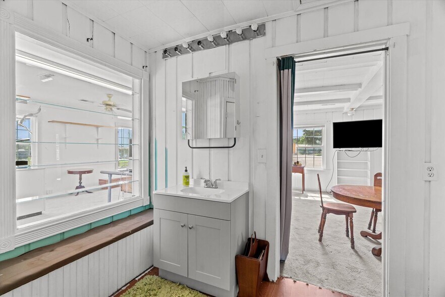 More Photos Of 806 N 3rd Ave, Chatsworth Office Residential For Sale