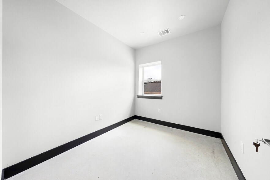 More Photos Of 1240 Blackland Trl, Lavon Warehouse For Lease
