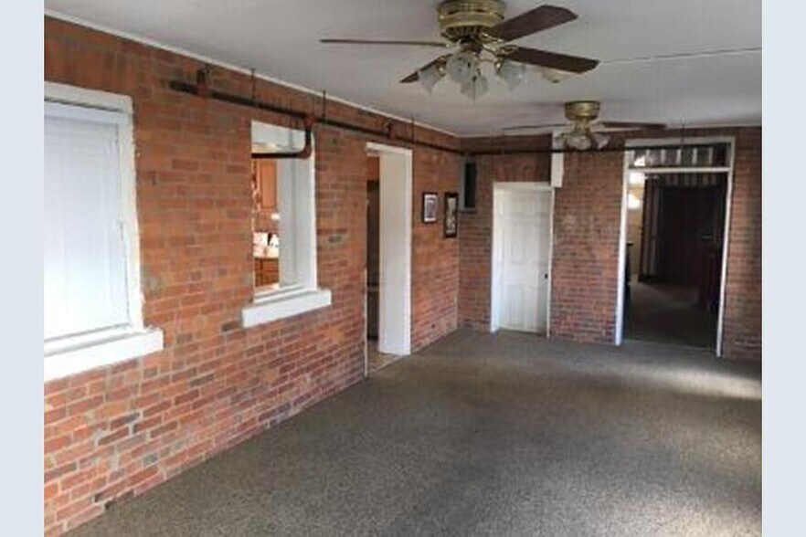 More Photos Of 16 N Main St, London Office For Lease