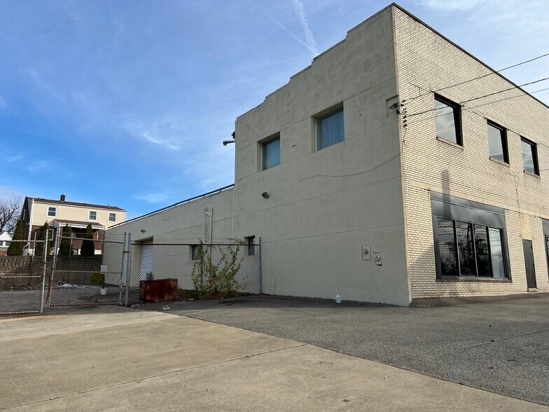 More Photos Of 537 Lincoln Hwy, East McKeesport Storefront For Sale