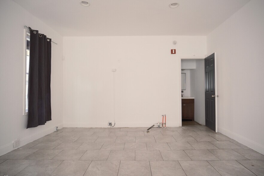 More Photos Of 1017 W Huntingdon St, Philadelphia General Retail For Sale