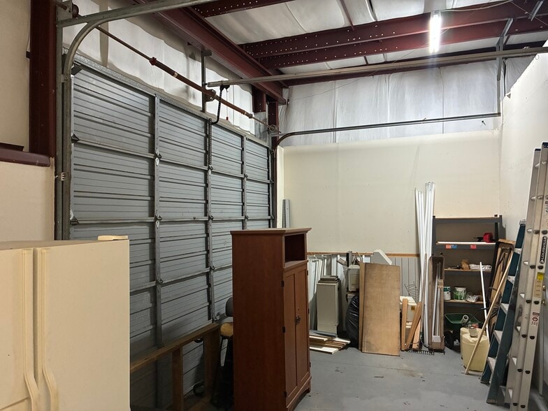 More Photos Of 5745 Pershing Ave, Orlando Veterinarian Kennel For Sale