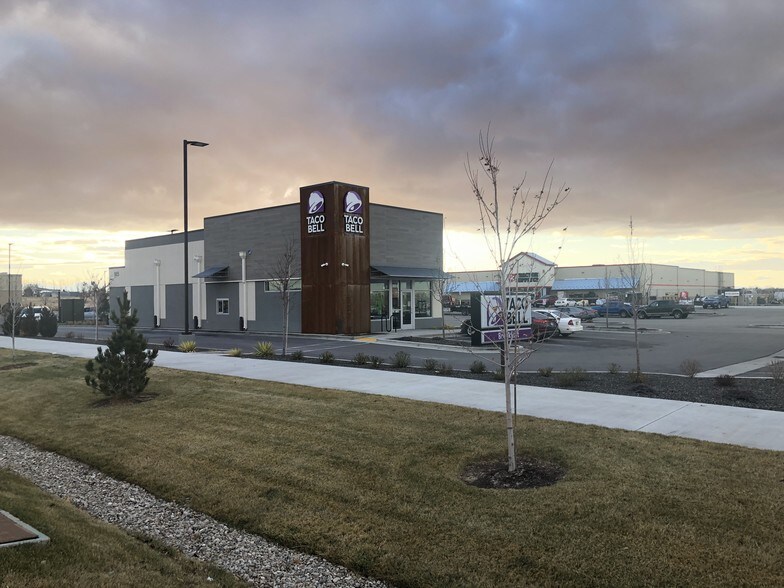 More Photos Of 817-821 N Meridian Rd, Kuna Freestanding For Lease