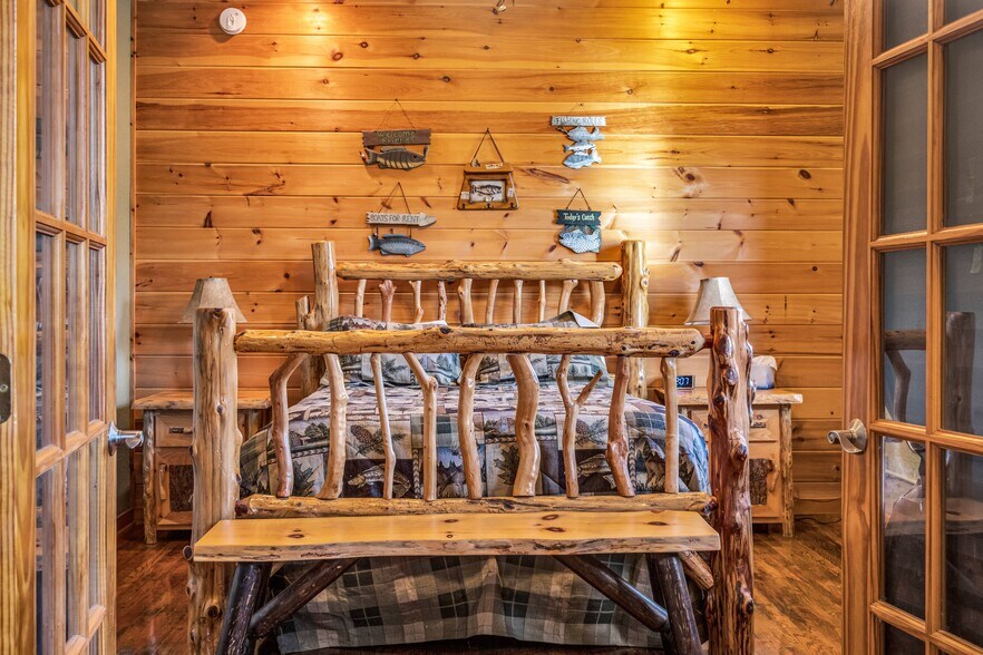 More Photos Of 301 School St, Tellico Plains Freestanding For Sale