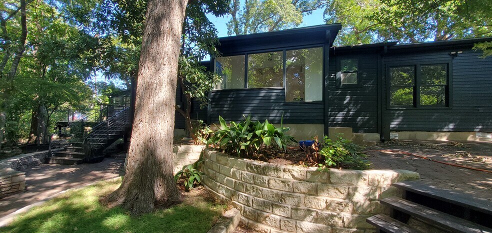 More Photos Of 1405 E 38th 1/2 St, Austin Office For Lease