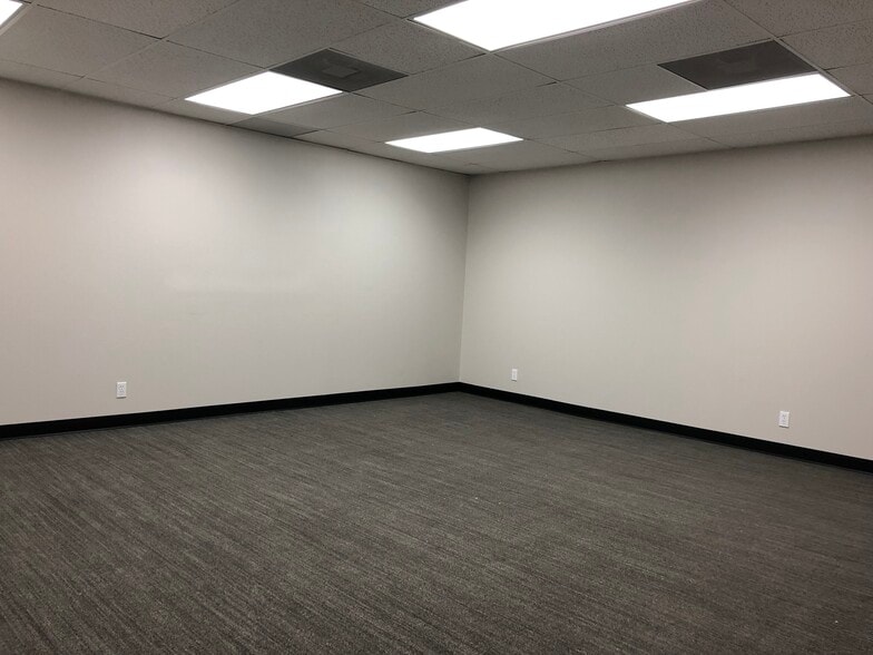 More Photos Of 7411 Hines Pl, Dallas Flex For Sale