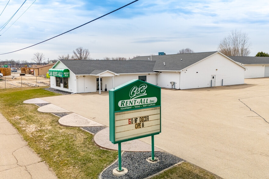 More Photos Of 1375 N Shawano St, New London Flex For Sale