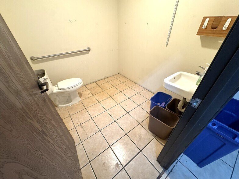 More Photos Of 800-810 S Los Angeles St, Los Angeles Freestanding For Lease