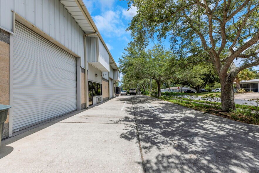 More Photos Of 565 Frederica Ln, Dunedin Warehouse For Lease