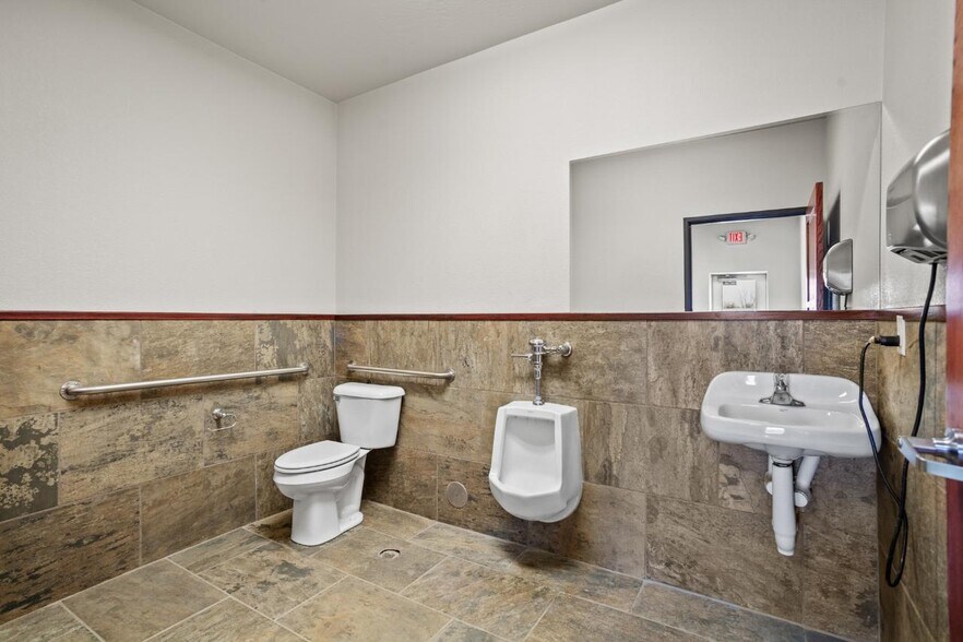 More Photos Of 4415 Burdick Expy E, Minot Office For Lease