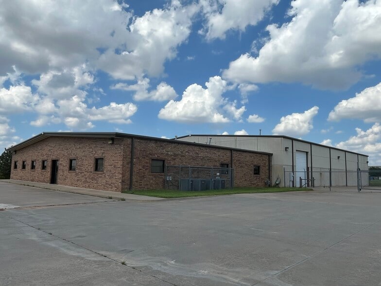 More Photos Of 3120 Melcat Dr, Oklahoma City Warehouse For Lease