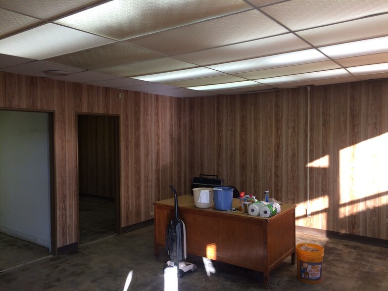 More Photos Of 12 W Interstate Rd, Addison Warehouse For Sale