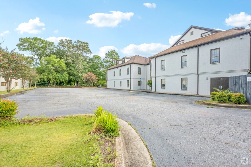 More Photos Of 3690 N Peachtree Rd, Atlanta Loft Creative Space For Lease
