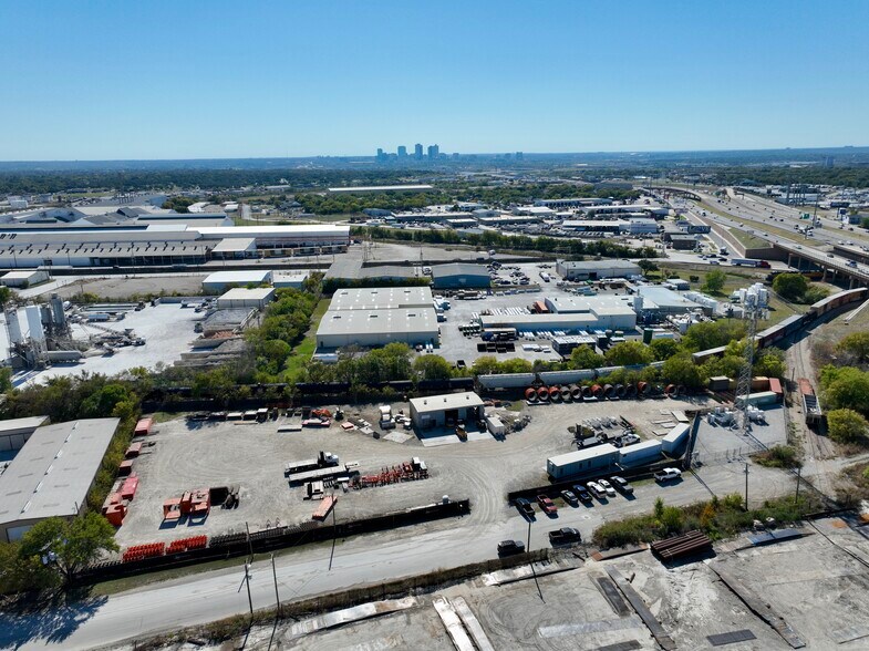 More Photos Of 2420 NE 35th St, Fort Worth Service For Lease