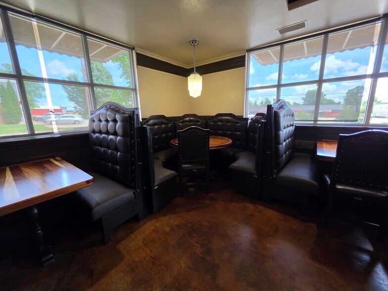 More Photos Of 2813 W Walnut St, Rogers Restaurant For Sale