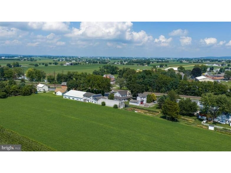 More Photos Of 240 Railroad Ave, Bird In Hand Flex For Sale
