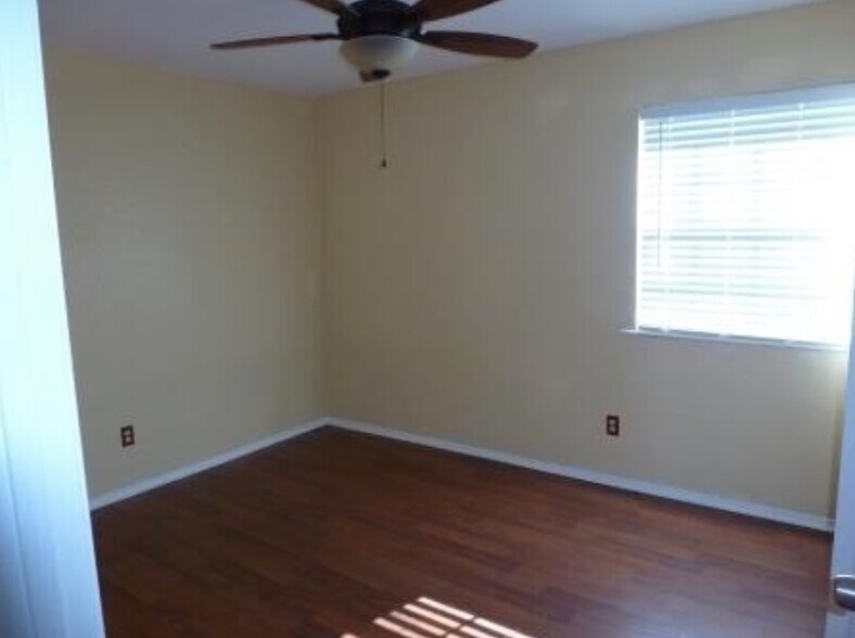 More Photos Of 803-805 Oran Cir, Bryan Apartments For Sale