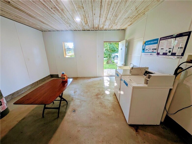 More Photos Of 74 2nd St, Moran Trailer Camper Park For Sale