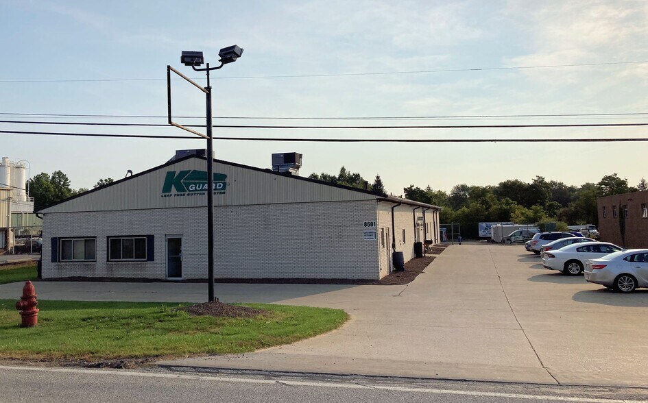 More Photos Of 8601 Freeway Dr, Macedonia Flex For Lease