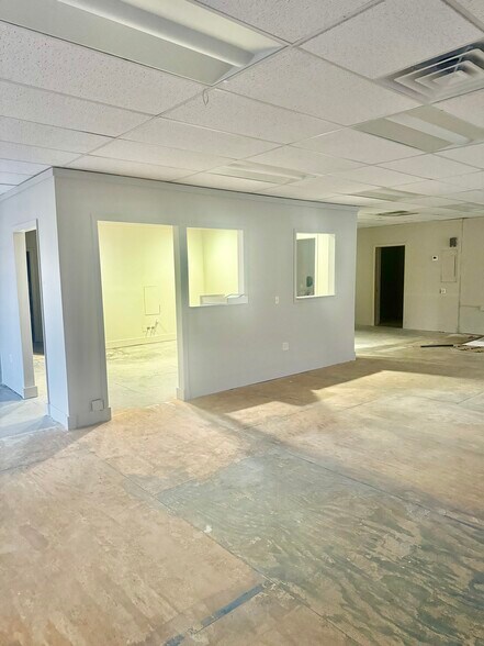 Primary Photo Of 400-422 N Kennedy Dr, Bradley Medical For Lease
