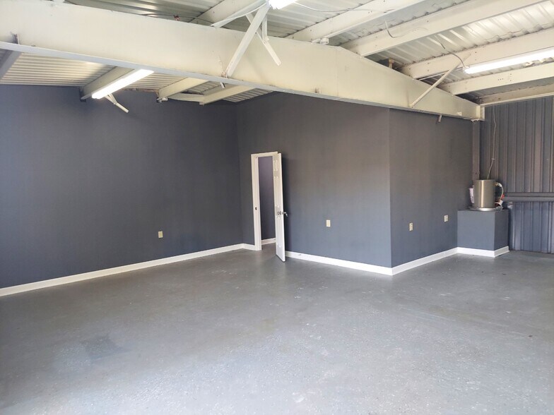 More Photos Of 422 W Gulf Bank Rd, Houston Warehouse For Sale