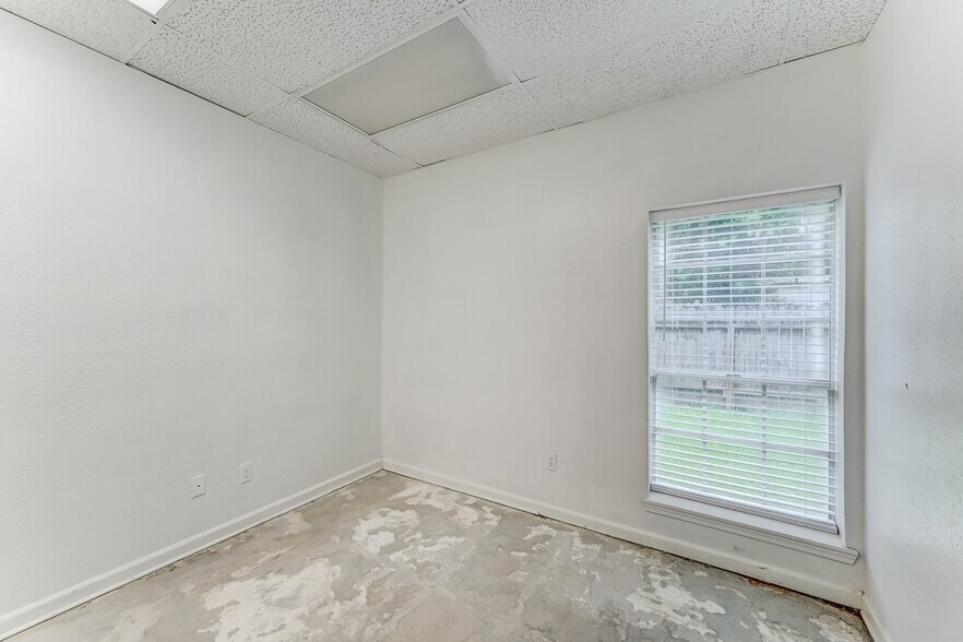 More Photos Of 14721 Pebble Bend Dr, Houston Medical For Lease