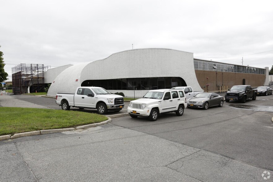 Primary Photo Of 1172-1176 Route 109, Lindenhurst Warehouse For Lease