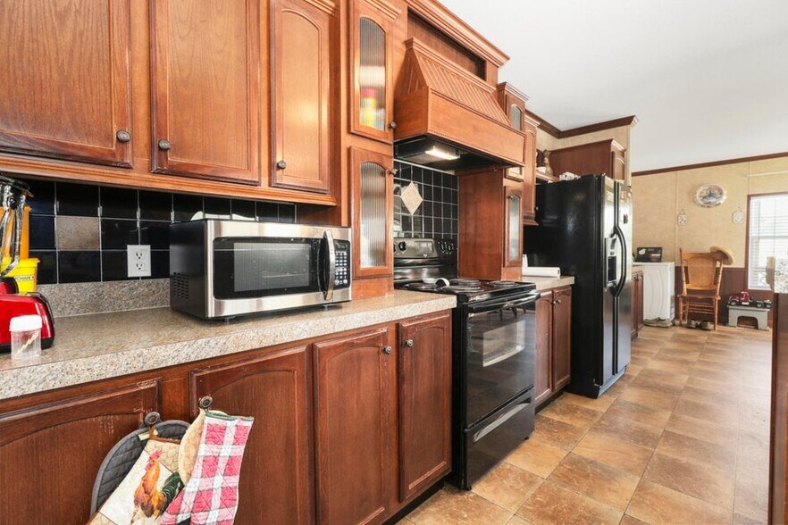 More Photos Of 1219 Private Road 1060, West Plains Recycling Center For Sale