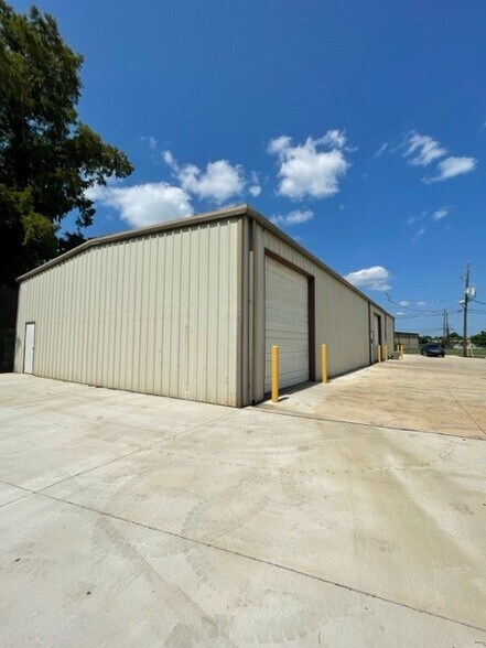 More Photos Of 1310 Driftwood Dr, Bossier City Warehouse For Lease