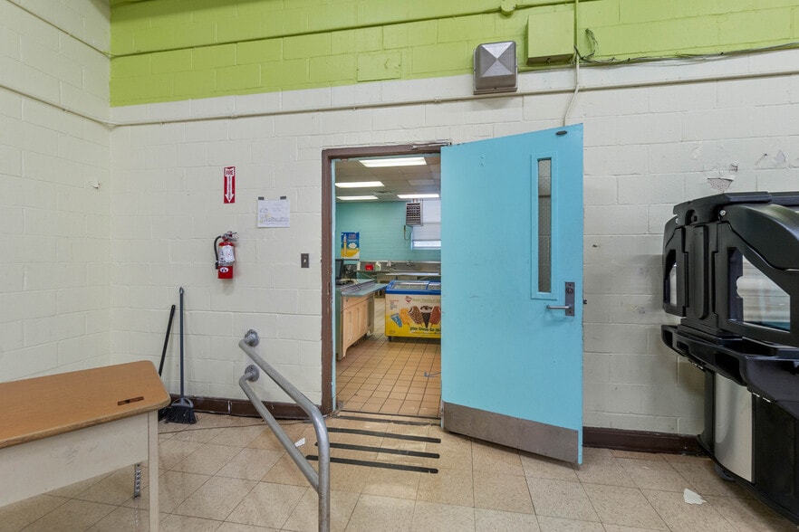 More Photos Of 5710 Wesconnett Blvd, Jacksonville Schools For Lease